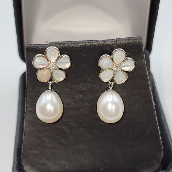 925 Sterling Silver‎ White Cultured Freshwater Pearl Stud Earrings Flower Shaped - Picture 1 of 2